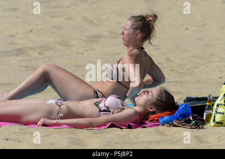 Bournemouth, Dorset. 27 Jun, 2018. UK Wetter: Besucher strömen in Bournemouth lange Sandstrände wie Großbritannien Erfahrungen der heißeste Tag bisher von 2018. Quelle: MARTIN DALTON/Alamy leben Nachrichten Stockfoto