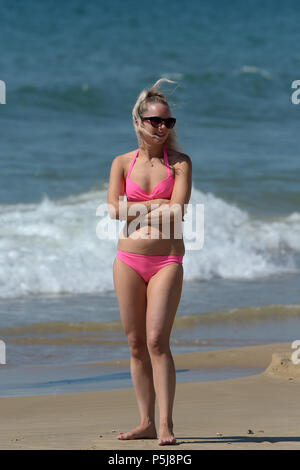 Bournemouth, Dorset. 27 Jun, 2018. UK Wetter: Besucher strömen in Bournemouth lange Sandstrände wie Großbritannien Erfahrungen der heißeste Tag bisher von 2018. Quelle: MARTIN DALTON/Alamy leben Nachrichten Stockfoto