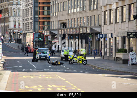 Blackfriars, London. 27.Juni 2018. Polizei und Rettungsdienste stand von einem Motorrad auf Blackfriars Road nach einem Zwischenfall mit einem Fußgänger und das Motorrad, London, UK Quelle: RZ images/Alamy leben Nachrichten Stockfoto