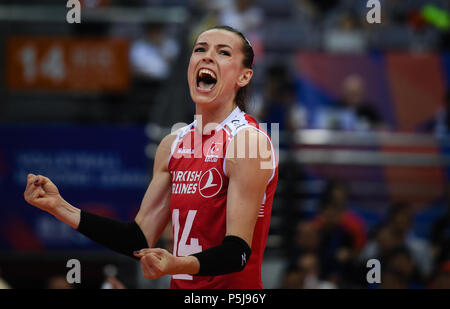 Nanjing in der chinesischen Provinz Jiangsu. 27 Juni, 2018. Eda Erdem Dundar der Türkei feiert während der Pool B Übereinstimmung zwischen den Vereinigten Staaten und der Türkei 2018 FIVB Volleyball Nationen League Frauen Finale in Nanjing, der Hauptstadt der Provinz Jiangsu im Osten Chinas, 27. Juni 2018. Die Vereinigten Staaten gewann 3-2. Credit: Li Xiang/Xinhua/Alamy leben Nachrichten Stockfoto