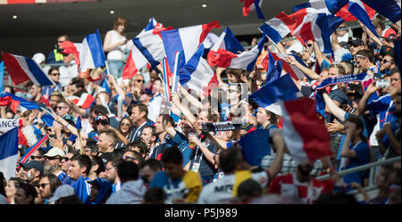 Moskau, Russland. 26 Juni, 2018. Die französischen Fans wave Flags, Ventilator, Ventilatoren, Zuschauer, Fans, Unterstützer, Jubel, Jubeln, Jubeln, Freude, Jubel, Feiern, Dänemark (DEN) - Frankreich (FRA) 0:0, Vorrunde, Gruppe C, Spiel 37, am 26.06.2018 in Moskau; Fußball WM in Russland 2018 vom 14.06. - 15.07.2018. | Verwendung der weltweiten Kredit: dpa/Alamy leben Nachrichten Stockfoto