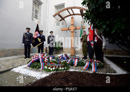 Prag, Tschechische Republik. 27 Juni, 2018. Gedenktafel für die Opfer der Tschechoslowakischen Kommunistischen Regime und vor allem Milada Horakova, einem Tschechoslowakischen demokratischen Politiker nach einem Schauprozess im Jahre 1950 im Gefängnis in Pankrac Prag, Tschechische Republik, am 27. Juni 2018. Horakova war die einzige Frau, die aus politischen Gründen in den 50er Jahren ausgeführt worden zu sein. Die Zeremonie wurde auf den 68. Jahrestag ihres Todes statt. Credit: Katerina Sulova/CTK Photo/Alamy leben Nachrichten Stockfoto