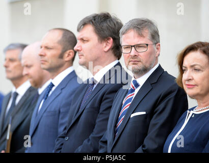 Prag, Tschechische Republik. 27 Juni, 2018. Tschechische Politiker Petr Fiala, Bürgerlichen Demokraten (ODS), 2. von rechts, besucht eine Gedenktafel für die Opfer der Tschechoslowakischen Kommunistischen Regime und vor allem Milada Horakova, einem Tschechoslowakischen demokratischen Politiker nach einem Schauprozess im Jahre 1950 im Gefängnis in Pankrac Prag, Tschechische Republik, am 27. Juni 2018 ausgeführt. Horakova war die einzige Frau, die aus politischen Gründen in den 50er Jahren ausgeführt worden zu sein. Die Zeremonie wurde auf den 68. Jahrestag ihres Todes statt. Credit: Katerina Sulova/CTK Photo/Alamy leben Nachrichten Stockfoto