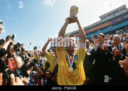 Firo Fußball, 17.07.1994 Wm 1994 Finale Brasilien - Italien 3:2 nVuE Dunga, Weltmeister, Preisverleihung, mit Schale | Verwendung weltweit Stockfoto