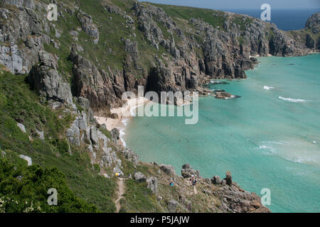 Treen, Cornwall, UK. 27.Juni 2018. UK Wetter. Am heißesten Tag des Jahres so weit waren die Menschen das Beste aus den einsamen Strand bei Treen, in der Nähe der Porthcurno in Cornwall. Credit: cwallpix/Alamy leben Nachrichten Stockfoto