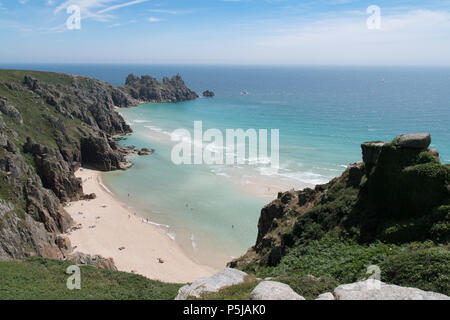 Treen, Cornwall, UK. 27.Juni 2018. UK Wetter. Am heißesten Tag des Jahres so weit waren die Menschen das Beste aus den einsamen Strand bei Treen, in der Nähe der Porthcurno in Cornwall. Credit: cwallpix/Alamy leben Nachrichten Stockfoto