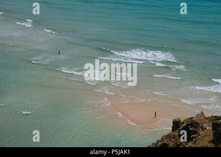 Treen, Cornwall, UK. 27.Juni 2018. UK Wetter. Am heißesten Tag des Jahres so weit waren die Menschen das Beste aus den einsamen Strand bei Treen, in der Nähe der Porthcurno in Cornwall. Credit: cwallpix/Alamy leben Nachrichten Stockfoto