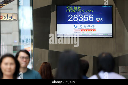 Hong Kong. 27 Juni, 2018. Fußgänger vorbei an einem Bildschirm, der Hang Seng Index in der South China Hongkong, 27. Juni 2018. Hong Kong stocks Geschlossen 525.14 Punkte oder 1,82 Prozent auf 28,356.26 Punkte am Mittwoch. Credit: Li Peng-/Xinhua/Alamy leben Nachrichten Stockfoto