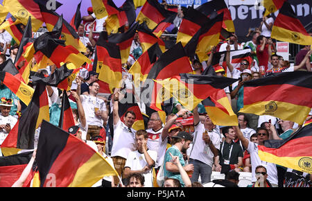 Kasan, Russland. 27 Juni, 2018. Fans von Deutschland jubeln vor der 2018 FIFA WM Gruppe F Match zwischen Deutschland und Südkorea in Kasan, Russland, 27. Juni 2018. Credit: Chen Yichen/Xinhua/Alamy leben Nachrichten Stockfoto