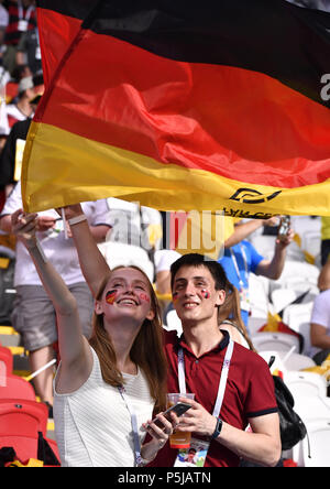 Kasan, Russland. 27 Juni, 2018. Fans von Deutschland jubeln vor der 2018 FIFA WM Gruppe F Match zwischen Deutschland und Südkorea in Kasan, Russland, 27. Juni 2018. Credit: Chen Yichen/Xinhua/Alamy leben Nachrichten Stockfoto