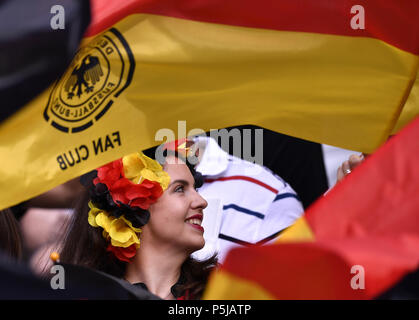 Kasan, Russland. 27 Juni, 2018. Ein Fan von Deutschland ist vor der 2018 FIFA WM Gruppe F Match zwischen Deutschland und Südkorea in Kasan, Russland, 27. Juni 2018 gesehen. Credit: Chen Yichen/Xinhua/Alamy leben Nachrichten Stockfoto