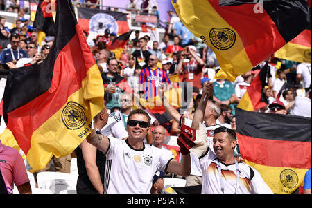 Kasan, Russland. 27 Juni, 2018. Fans von Deutschland jubeln vor der 2018 FIFA WM Gruppe F Match zwischen Deutschland und Südkorea in Kasan, Russland, 27. Juni 2018. Credit: Chen Yichen/Xinhua/Alamy leben Nachrichten Stockfoto