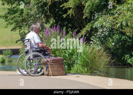 Northampton. UK. 27.Juni 2018. Wetter. Ein behinderter Mensch seine Angeln genießen die heißen sonnigen Nachmittag in Abington Park,. Credit: Keith J Smith./Alamy leben Nachrichten Stockfoto