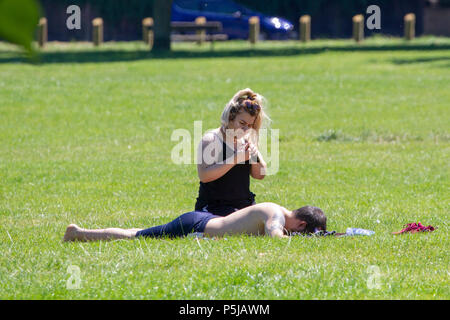 Northampton. UK. 27.Juni 2018. Wetter. Ein junges Paar genießt das Wetter an einem heißen sonnigen Nachmittag in Abington Park,. Credit: Keith J Smith./Alamy leben Nachrichten Stockfoto