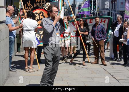 Brixton, London, UK. 27 Jun, 2018. Mitgliedstaaten der Union Hassina Malik Adressen der versammelten Arbeiter. , Lambeth Rathaus Brixton London UK. Schwarz ethnische Minderheiten Arbeitnehmer beschuldigen Lambeth Polizeichefs nicht fair handeln in es Behandlung von BME Arbeitnehmer. Mittags ein Aktion wurde von den Unison union, wie Management nicht auf Beschwerden reagiert oder auf Race Relations Anweisungen, der 50 Jahre alt ist in diesem Jahr gehandelt, UNISON fordert die derzeitigen und künftigen Regierungen eine Verpflichtung zur Gleichbehandlung ohne Unterschied der Rasse bei der Arbeit zu erneuern und in der Gesellschaft. Credit: Philip Robins/Alamy leben Nachrichten Stockfoto