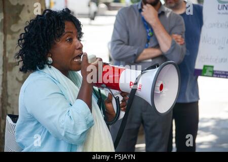 Brixton, London, UK. 27 Jun, 2018. Mitgliedstaaten der Union Hassina Malik Adressen der versammelten Arbeiter. , Lambeth Rathaus Brixton London UK. Schwarz ethnische Minderheiten Arbeitnehmer beschuldigen Lambeth Polizeichefs nicht fair handeln in es Behandlung von BME Arbeitnehmer. Mittags ein Aktion wurde von den Unison union, wie Management nicht auf Beschwerden reagiert oder auf Race Relations Anweisungen, der 50 Jahre alt ist in diesem Jahr gehandelt, UNISON fordert die derzeitigen und künftigen Regierungen eine Verpflichtung zur Gleichbehandlung ohne Unterschied der Rasse bei der Arbeit zu erneuern und in der Gesellschaft. Credit: Philip Robins/Alamy leben Nachrichten Stockfoto