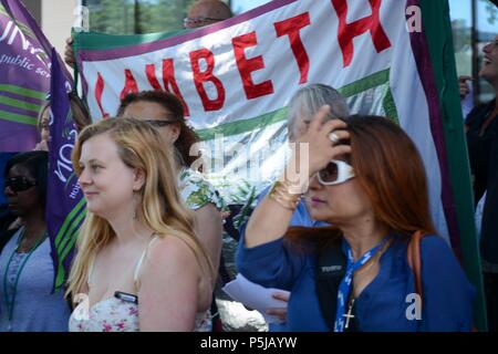 Brixton, London, UK. 27 Jun, 2018. Mitgliedstaaten der Union Hassina Malik Adressen der versammelten Arbeiter. , Lambeth Rathaus Brixton London UK. Schwarz ethnische Minderheiten Arbeitnehmer beschuldigen Lambeth Polizeichefs nicht fair handeln in es Behandlung von BME Arbeitnehmer. Mittags ein Aktion wurde von den Unison union, wie Management nicht auf Beschwerden reagiert oder auf Race Relations Anweisungen, der 50 Jahre alt ist in diesem Jahr gehandelt, UNISON fordert die derzeitigen und künftigen Regierungen eine Verpflichtung zur Gleichbehandlung ohne Unterschied der Rasse bei der Arbeit zu erneuern und in der Gesellschaft. Credit: Philip Robins/Alamy leben Nachrichten Stockfoto