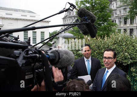 Washington, Vereinigte Staaten von Amerika. 27 Juni, 2018. United States US-Finanzminister Steven Mnuchin spricht mit Reportern auf das Weiße Haus in Washington, DC am 27. Juni 2018. Credit: Alex Edelman/CNP | Verwendung der weltweiten Kredit: dpa/Alamy leben Nachrichten Stockfoto
