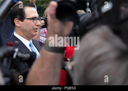 Washington, Vereinigte Staaten von Amerika. 27 Juni, 2018. United States US-Finanzminister Steven Mnuchin spricht mit Reportern auf das Weiße Haus in Washington, DC am 27. Juni 2018. Credit: Alex Edelman/CNP | Verwendung der weltweiten Kredit: dpa/Alamy leben Nachrichten Stockfoto