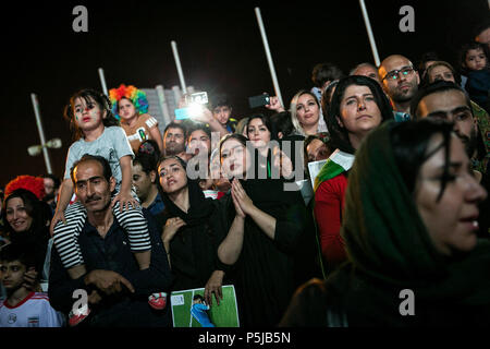 Teheran, Iran. 27 Juni, 2018. Iranische Fans warten auf die Mitglieder der Nationalen Irans Team außerhalb Imam-Khomeini Flughafen in Teheran, Iran, am 27. Juni 2018. Credit: Ahmad Halabisaz/Xinhua/Alamy leben Nachrichten Stockfoto