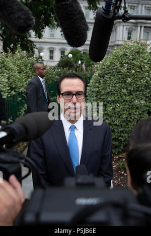 Washington, Vereinigte Staaten von Amerika. 27 Juni, 2018. United States US-Finanzminister Steven Mnuchin spricht mit Reportern auf das Weiße Haus in Washington, DC am 27. Juni 2018. Credit: Alex Edelman/CNP | Verwendung der weltweiten Kredit: dpa/Alamy leben Nachrichten Stockfoto