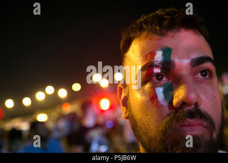 Teheran, Iran. 27 Juni, 2018. Ein Iranischer Ventilator wartet auf die Mitglieder der Nationalen Irans Team außerhalb Imam-Khomeini Flughafen in Teheran, Iran, am 27. Juni 2018. Credit: Ahmad Halabisaz/Xinhua/Alamy leben Nachrichten Stockfoto