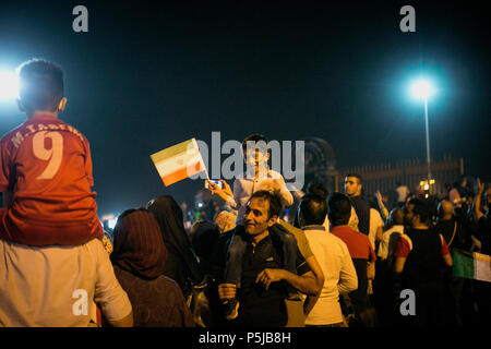 Teheran, Iran. 27 Juni, 2018. Iranische Fans warten auf die Mitglieder der Nationalen Irans Team außerhalb Imam-Khomeini Flughafen in Teheran, Iran, am 27. Juni 2018. Credit: Ahmad Halabisaz/Xinhua/Alamy leben Nachrichten Stockfoto