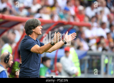 (180627) - KASAN, 27. Juni 2018 (Xinhua) - Deutschlands Trainer Joachim Löw reagiert während der FIFA WM 2018 Gruppe f Match zwischen Deutschland und Südkorea in Kasan, Russland, 27. Juni 2018. (Xinhua/Li Ga) Stockfoto