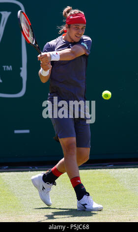 Devonshire Park, Eastbourne, Großbritannien. 27 Juni, 2018. Natur Tal International Tennis; Lukas Lacko (SVK) spielt eine Rückhand erschossen in seinem Match gegen Diego Schwartzman (ARG) Credit: Aktion plus Sport/Alamy leben Nachrichten Stockfoto