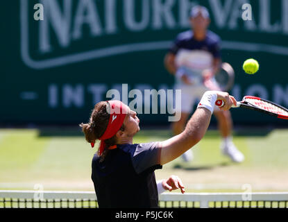 Devonshire Park, Eastbourne, Großbritannien. 27 Juni, 2018. Natur Tal International Tennis; Lukas Lacko (SVK) spielt eine Vorhand Schuß in seinem Match gegen Diego Schwartzman (ARG) Credit: Aktion plus Sport/Alamy leben Nachrichten Stockfoto