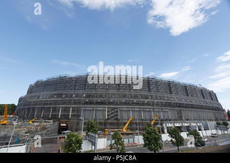 Krane sind in der neuen National Stadium im Bau am Juni 27, 2018, Tokyo, Japan gesehen. Das neue Nationalstadion wird der Schauplatz für Tokio Olympischen und Paralympischen Spiele 2020. Credit: Rodrigo Reyes Marin/LBA/Alamy leben Nachrichten Stockfoto