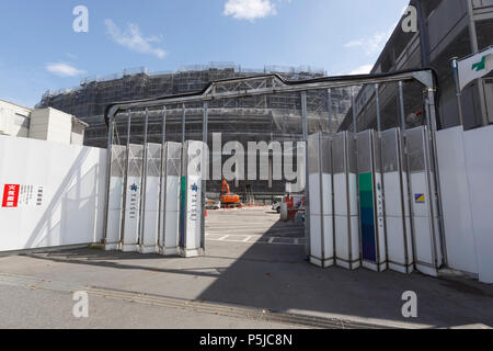 Krane sind in der neuen National Stadium im Bau am Juni 27, 2018, Tokyo, Japan gesehen. Das neue Nationalstadion wird der Schauplatz für Tokio Olympischen und Paralympischen Spiele 2020. Credit: Rodrigo Reyes Marin/LBA/Alamy leben Nachrichten Stockfoto