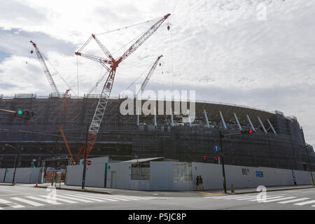 Krane sind in der neuen National Stadium im Bau am Juni 27, 2018, Tokyo, Japan gesehen. Das neue Nationalstadion wird der Schauplatz für Tokio Olympischen und Paralympischen Spiele 2020. Credit: Rodrigo Reyes Marin/LBA/Alamy leben Nachrichten Stockfoto