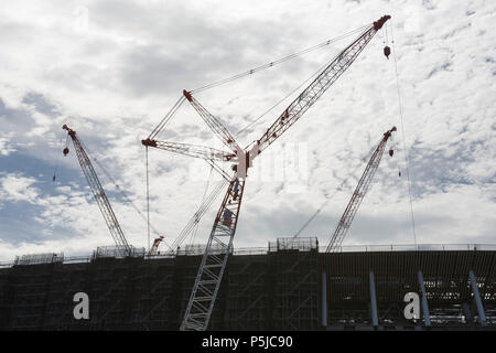 Krane sind in der neuen National Stadium im Bau am Juni 27, 2018, Tokyo, Japan gesehen. Das neue Nationalstadion wird der Schauplatz für Tokio Olympischen und Paralympischen Spiele 2020. Credit: Rodrigo Reyes Marin/LBA/Alamy leben Nachrichten Stockfoto