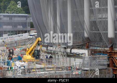 Krane sind in der neuen National Stadium im Bau am Juni 27, 2018, Tokyo, Japan gesehen. Das neue Nationalstadion wird der Schauplatz für Tokio Olympischen und Paralympischen Spiele 2020. Credit: Rodrigo Reyes Marin/LBA/Alamy leben Nachrichten Stockfoto