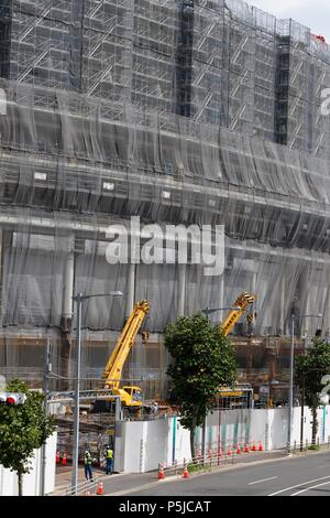 Krane sind in der neuen National Stadium im Bau am Juni 27, 2018, Tokyo, Japan gesehen. Das neue Nationalstadion wird der Schauplatz für Tokio Olympischen und Paralympischen Spiele 2020. Credit: Rodrigo Reyes Marin/LBA/Alamy leben Nachrichten Stockfoto