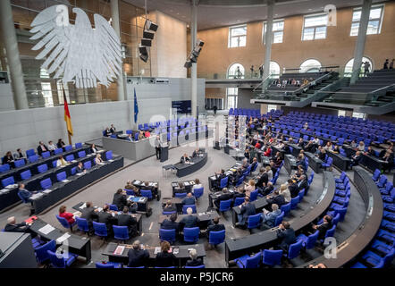 Deutschland, Berlin. 27 Juni, 2018. Horst Seehofer der Christlich Sozialen Union (CSU), Bundesminister des Innern, Bauen und Wohnen, spricht im Bundestag in einer aktuellen Stunde das Mittelmeer zu retten. Quelle: Michael Kappeler/dpa/Alamy leben Nachrichten Stockfoto