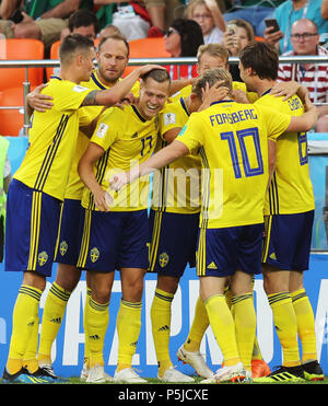 Jekaterinburg, Russland. 27 Juni, 2018. Spieler von Schweden feiern Ludwig Augustinsson's Ziel während der FIFA WM 2018 Gruppe f Match zwischen Mexiko und Schweden in Jekaterinburg, Russland, 27. Juni 2018. Credit: Lu Jinbo/Xinhua/Alamy leben Nachrichten Stockfoto