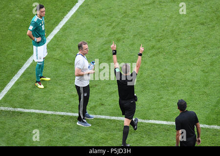 Video Beschluss: Schiedsrichter Markus Geiger (USA) zeigt auf Video Beweise und gibt das Ziel der Svºdkorea. GES/fussball/Wm 2018 Russland: Südkorea - Deutschland, 27.06.2018 GES/fussball/fussball/WM 2018 Russland: Korea Republik gegen Deutschland, Kazan Juni 27, 2018 | Verwendung weltweit Stockfoto