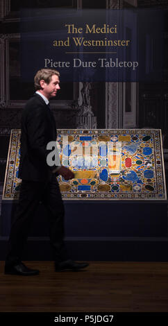 Meisterwerk Art Fair, Royal Hospital Chelsea, London, Großbritannien. 27 Juni, 2018. Vorschau Tag der Meisterwerk London 2018, Eröffnung am 28. Juni - 4. Juli 2018. Dieses große Ereignis der Sommersaison umfasst klassische Skulptur, alte Meister, gallery Qualität Impressionisten bis zur modernen und zeitgenössischen Kunstwerken. Foto: Die Medici und die Westminster Pietre Dure Tischplatte für den Großherzog Francesco I. de' Medici. Robilant+Voena. $ 11,6 Millionen. Credit: Malcolm Park/Alamy Leben Nachrichten. Stockfoto