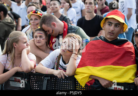 Deutschland, Berlin. 27 Juni, 2018. Besucher reagieren auf der Berliner Fanmeile zur Fußball WM in Deutschland gegen Südkorea. Foto: Frank Rumpenhorst/dpa/Alamy leben Nachrichten Stockfoto