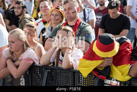 Deutschland, Berlin. 27 Juni, 2018. Fußball-Weltmeisterschaft, Südkorea - Deutschland, Vorrunde, Gruppe F, Spiel Tag 3. Besucher reagieren auf der Berliner Fanmeile zur Fußball WM in Deutschland gegen Südkorea. Credit: Andreas Arnold/dpa/Alamy leben Nachrichten Stockfoto