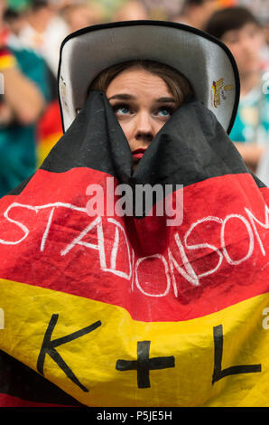 27 Juni 2018, Frankfurt am Main, Deutschland: Fußball, Wm 2018, Deutschland gegen Südkorea, Vorrunde, Gruppe F, 3. Spieltag: eine Frau mit einer deutschen Fahne reagiert auf das Spiel der deutschen Mannschaft gegen Südkorea an der Public Viewing zur Fußball-Weltmeisterschaft in der Commerzbank-Arena. Foto: Frank Rumpenhorst/dpa Stockfoto