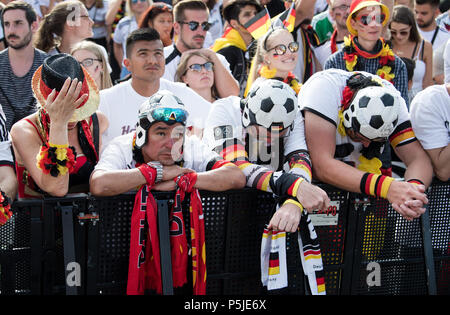 Deutschland, Berlin. 27 Juni, 2018. Fußball, Welt 2018, Deutschland gegen Südkorea, Vorrunde, Gruppe F, 3. Spieltag Besucher reagieren auf der Berliner Fanmeile zur Fußball WM in Deutschland gegen Südkorea. Foto: Frank Rumpenhorst/dpa/Alamy leben Nachrichten Stockfoto