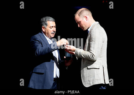 Ramallah, West Bank, Palästina. 27 Juni, 2018. Der britische Prinz William erhält ein Geschenk aus Musa Hadid, der Bürgermeister von Ramallah, bei einem Empfang bei seinem Besuch in der Gemeinde der West Bank City am 27. Juni 2018. Der Herzog von Cambridge ist das erste Mitglied der königlichen Familie zu einem offiziellen Besuch nach dem jüdischen Staat und den Palästinensischen Gebieten Credit: Shadi Hatem/APA-Images/ZUMA Draht/Alamy Leben Nachrichten zu machen Stockfoto