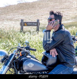 Beachy Head Eastbourne, East Sussex, UK. 27.Juni 2018. Isabelle Kaif und Sooraj Pancholi Dreharbeiten auf der wunderschönen South Downs von East Sussex in glorius Sommer Sonnenschein Credit: Newspics UK Süd/Alamy leben Nachrichten Stockfoto