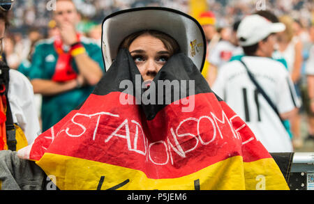 27 Juni 2018, Frankfurt am Main, Deutschland: Fußball, Wm 2018, Deutschland gegen Südkorea, Vorrunde, Gruppe F, 3. Spieltag: eine Frau mit einer deutschen Fahne reagiert auf das Spiel der deutschen Mannschaft gegen Südkorea an der Public Viewing zur Fußball-Weltmeisterschaft in der Commerzbank-Arena. Foto: Uwe Anspach/dpa Stockfoto