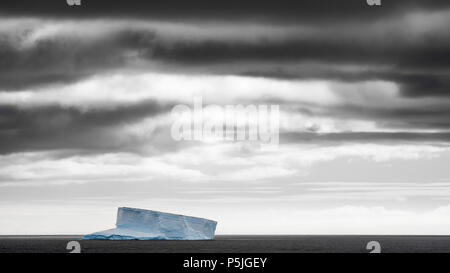 Einsamen Eisbergs im Südlichen Ozean unter stürmischen Himmel Stockfoto