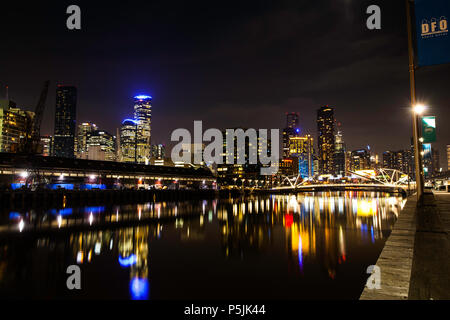 Nacht Blick vom Fluss Yarra Melbourne Australien Stockfoto