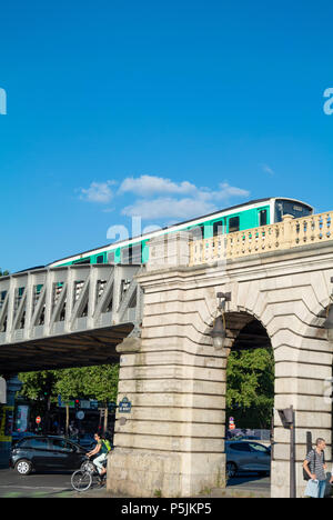 Paris, Ile de France, Frankreich, 26.. Juni 2018: Pont de Bercy mit einem Zug, der auf einer U-Bahn-Linie 6 fährt. Stockfoto